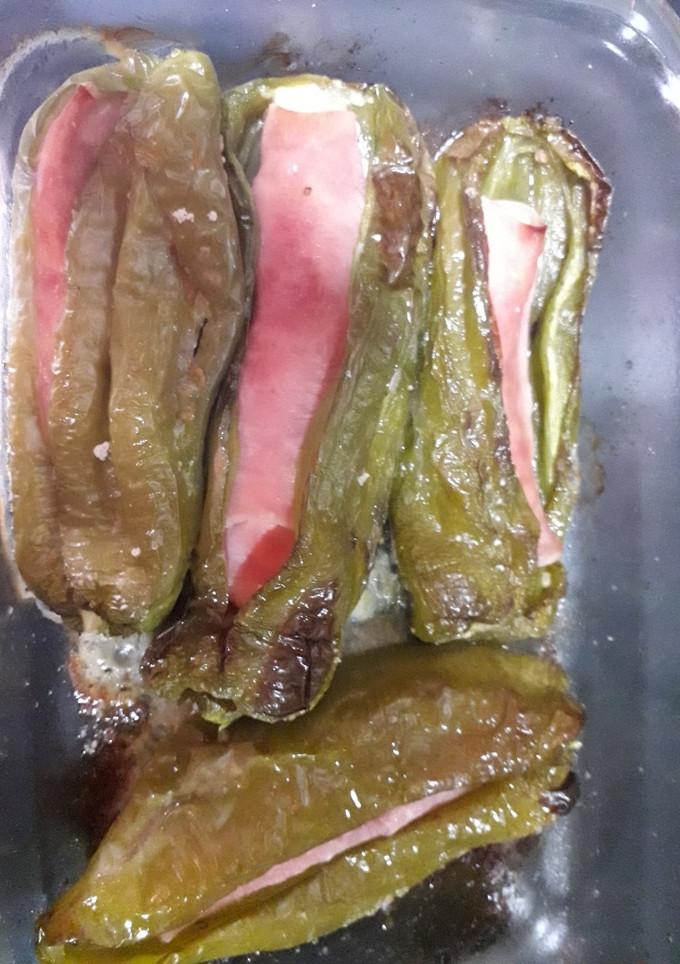 Una foto de Pimientos verdes rellenos de jamón york y queso