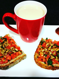 Una foto de Vegan desayuno - Brusquetas de pan de quinoa con tomate