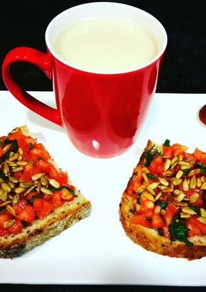 Foto principal de Vegan desayuno - Brusquetas de pan de quinoa con tomate