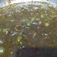 A picture of Spinach Puree with Boiled peas.