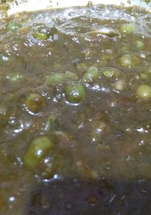 A picture of Spinach Puree with Boiled peas.