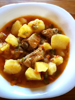 Una foto de Guiso de patata con costillas de cerdo y judías