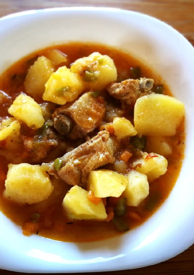 Una foto de Guiso de patata con costillas de cerdo y judías