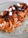 Espaguetis al pesto rojo con berenjenas y queso de cabra
