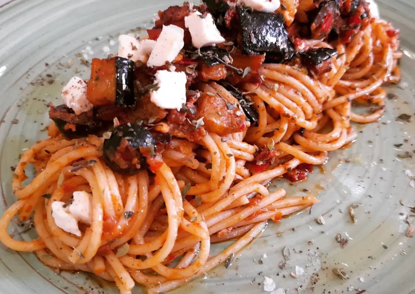 Espaguetis al pesto rojo con berenjenas y queso de cabra