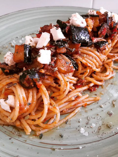 Una foto de Espaguetis al pesto rojo con berenjenas y queso de cabra