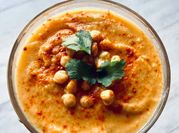 Una foto de hummus de calabaza