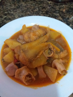 Una foto de Rape con calamares y patatas