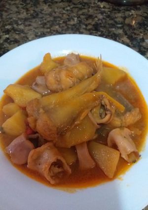 Una foto de Rape con calamares y patatas