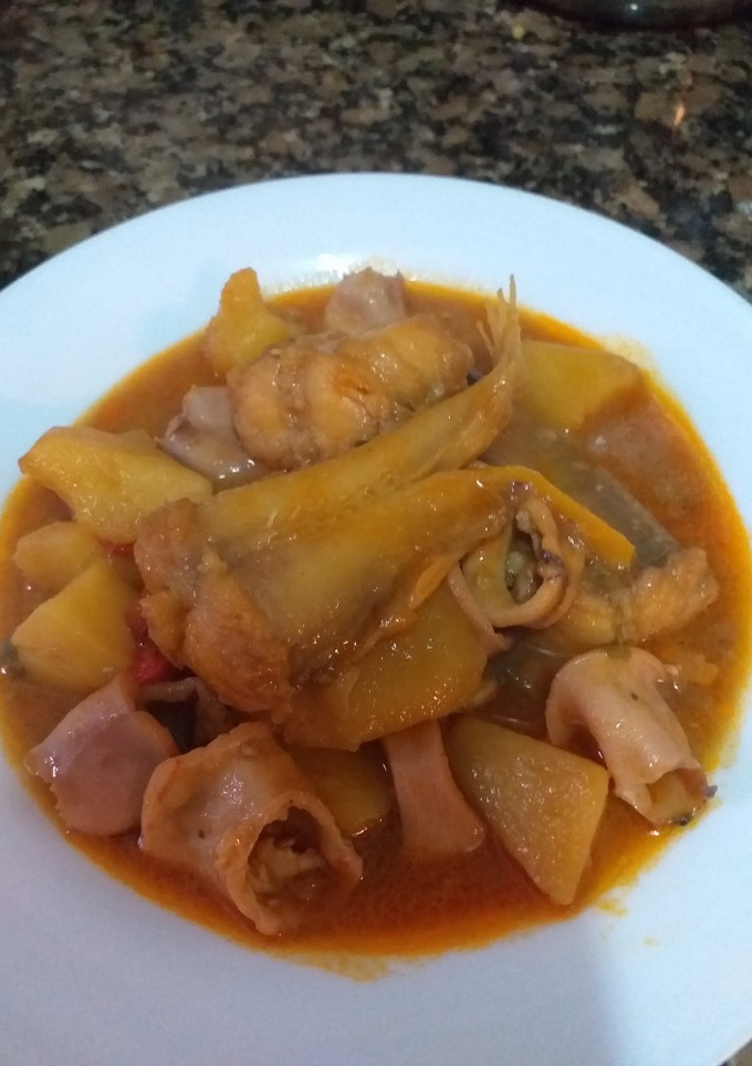 Una foto de Rape con calamares y patatas