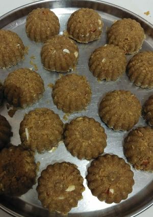 લાડુ (ladu recipe in gujarati) રેસીપી મુખ્ય ફોટો