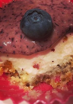 Una foto de Tartaleta raw de falso queso y arándanos