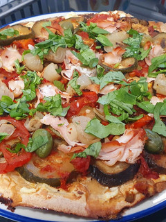 Una foto de Pizza con restos de ratatouille
