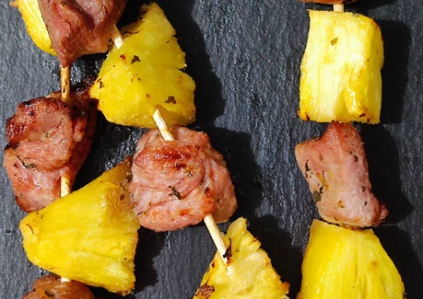 Brochetas de pavo y piña en freidora de aire