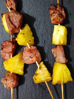 Una foto de Brochetas de pavo y piña en freidora de aire