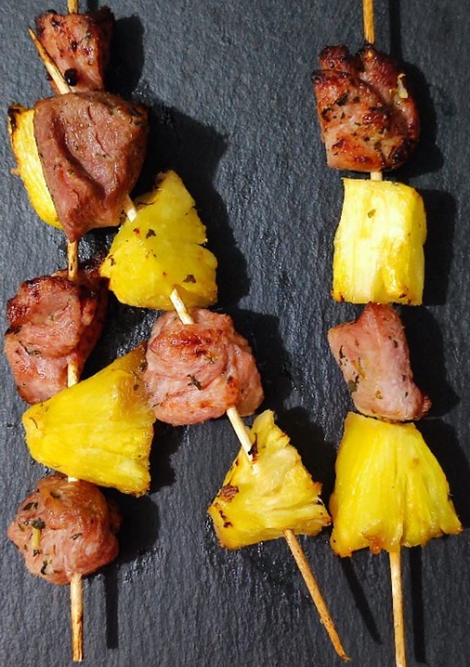 Una foto de Brochetas de pavo y piña en freidora de aire
