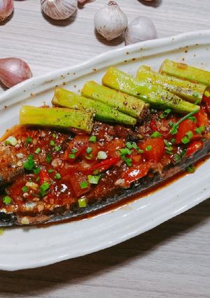 Hình của món Cá thu đao sốt cà chua - đậu bắp.