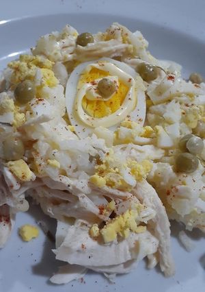 Una foto de 🥢Arroz c/ pollo-huevo-arvejas 🍷