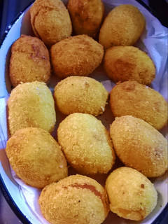 Una foto de Bombas de papa 🍠 fáciles rellenas de queso 😋 sin gluten