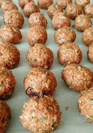 O poză a rețetei Chifteluțe cu carne de porc și pastă de mici la cuptor.