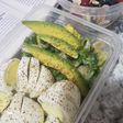 Huevos ensalada verde con aguacate