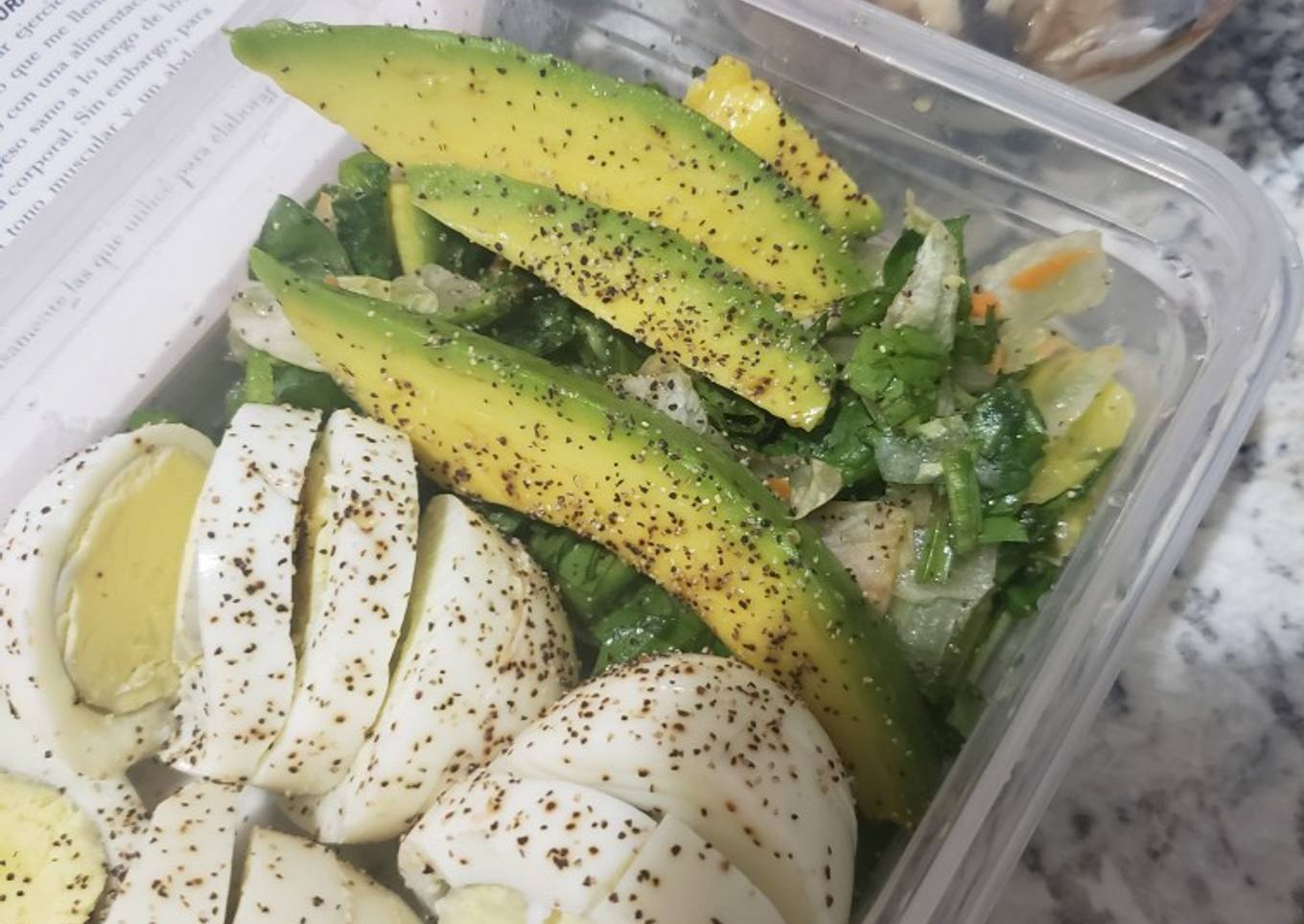 Huevos ensalada verde con aguacate