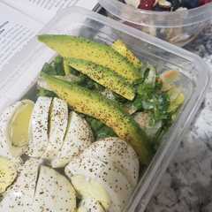 Una foto de Huevos ensalada verde con aguacate