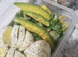 Una foto de Huevos ensalada verde con aguacate