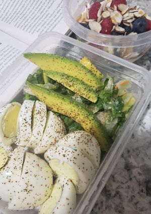 Una foto de Huevos ensalada verde con aguacate