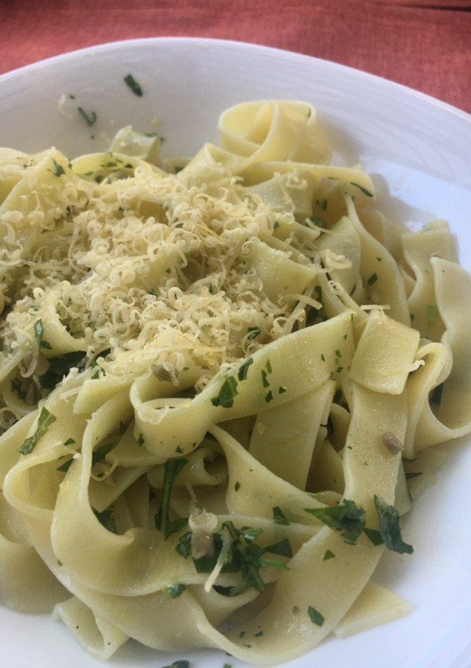 Una foto de Fetuccini al pesto de rúcula