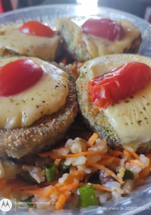 Una foto de Medallones de Zucchini con Ensalada de Arroz!! 🇦🇷❤️