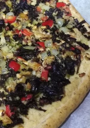 Una foto de Coca de verduras y atún
