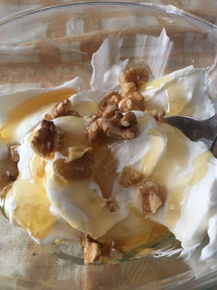 Una foto de Yogur griego con miel y nueces