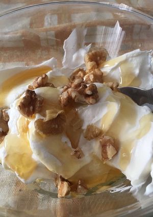 Una foto de Yogur griego con miel y nueces