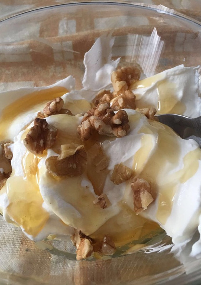 Una foto de Yogur griego con miel y nueces