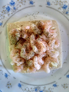 Una foto de Rebanada de gambas con huevo y eneldo