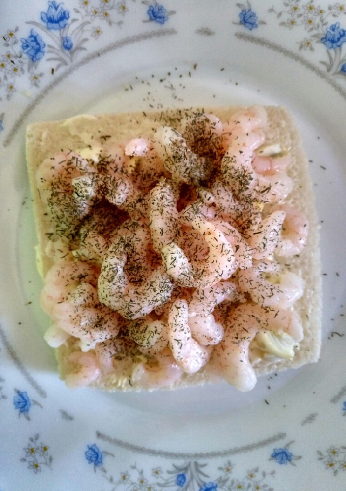 Una foto de Rebanada de gambas con huevo y eneldo