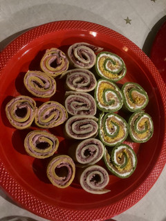 Una foto de Canapés para Navidad; “Creps de colores”