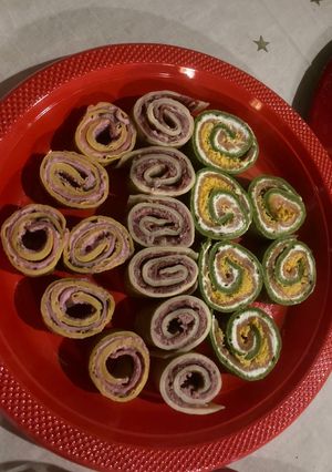 Una foto de Canapés para Navidad; “Creps de colores”