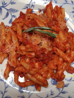 Una foto de Macarrones con chorizo y salsa de tomate