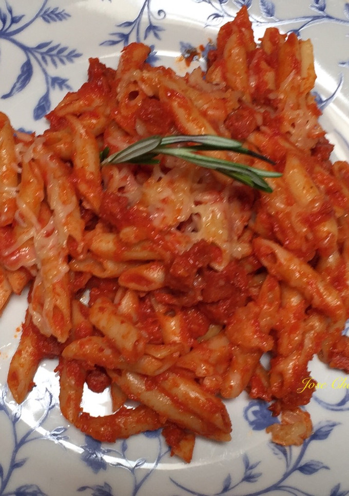 Una foto de Macarrones con chorizo y salsa de tomate