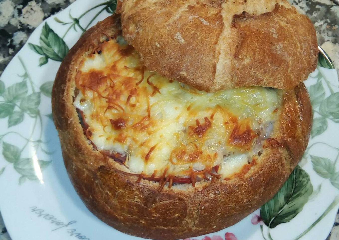 Pan de hogaza relleno de mozzarella, carne picada y jamón
