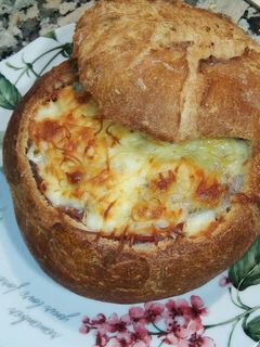 Una foto de Pan de hogaza relleno de mozzarella, carne picada y jamón