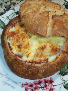 Una foto de Pan de hogaza relleno de mozzarella, carne picada y jamón