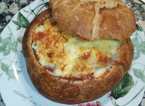 Foto principal de Pan de hogaza relleno de mozzarella, carne picada y jamón