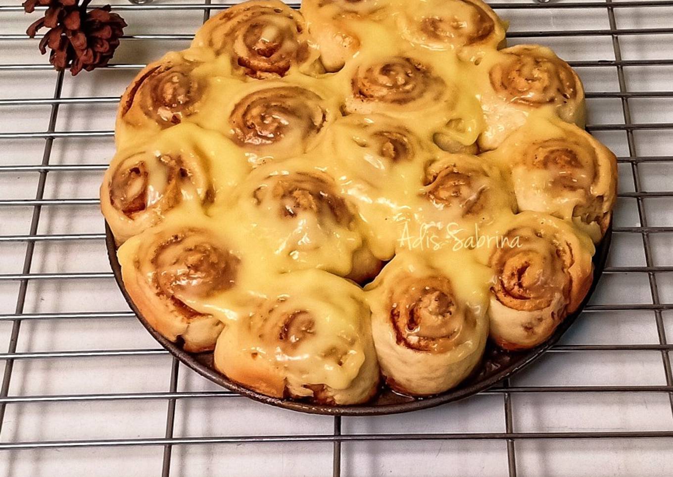 Cinnamon rolls with cheesy glaze