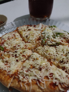 વેજ ચીઝ પીઝા (Veg Cheese Pizza Recipe in Gujarati) રેસીપી મુખ્ય ફોટો