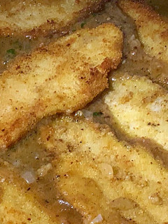 Una foto de Merluza empanada en salsa americana