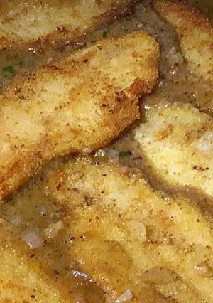 Una foto de Merluza empanada en salsa americana