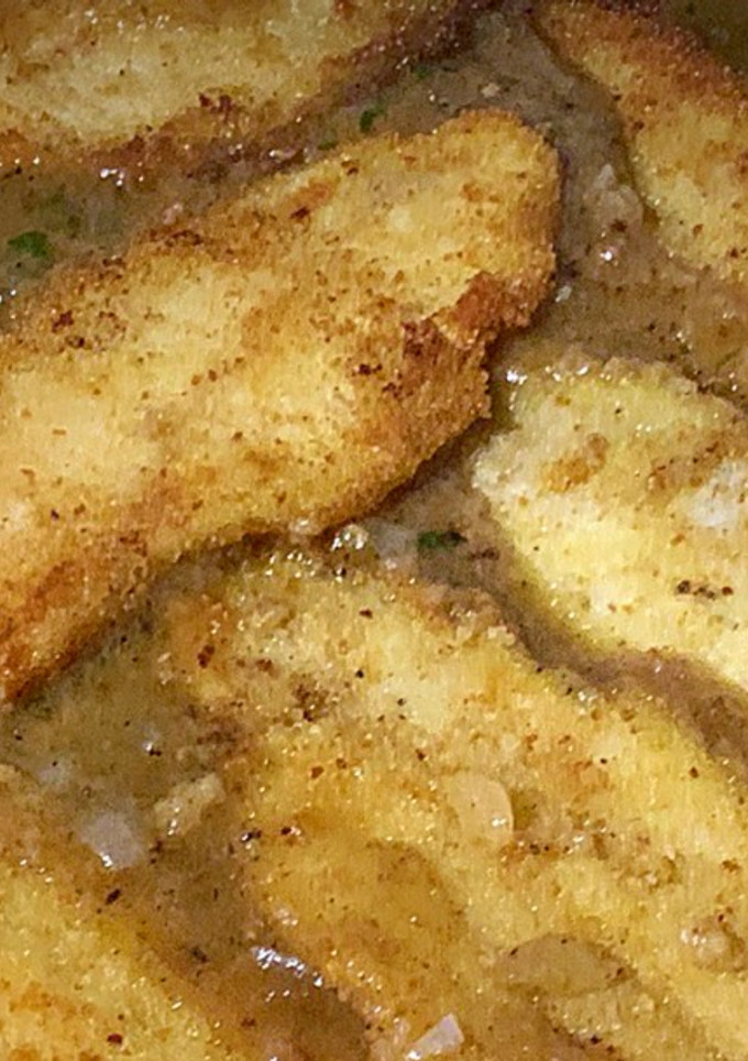 Una foto de Merluza empanada en salsa americana
